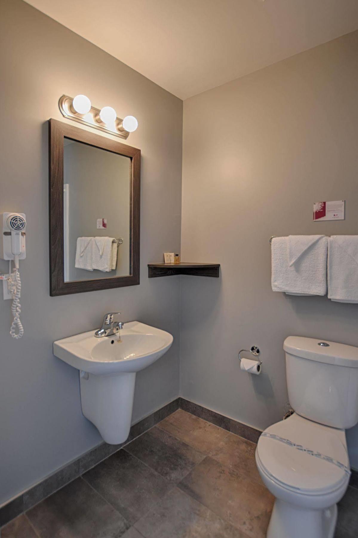 לאוול Le Fabreville Motel & Suites מראה חיצוני תמונה